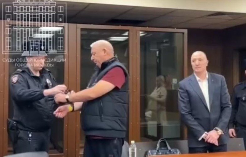 На Вороновского надевают наручники в зале суда