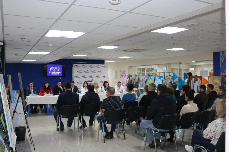 Люди сидят в зале