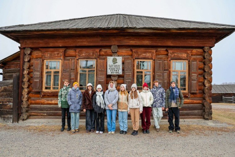 Лицеисты возле деревянного дома в селе Шушенском