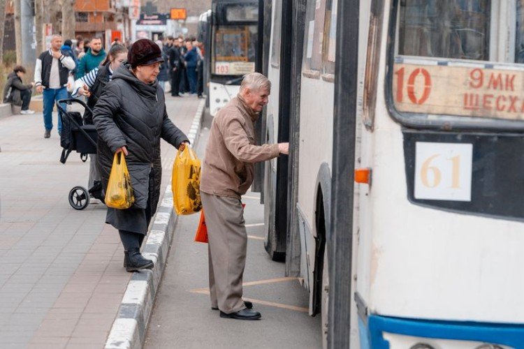 Пожилые люди возле общественного транспорта