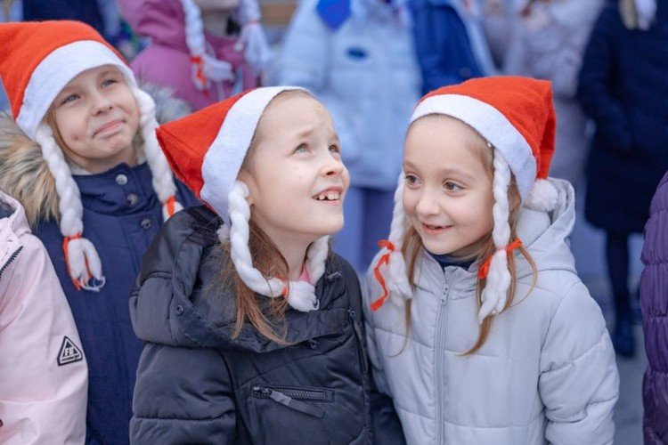 Дети в колпачках