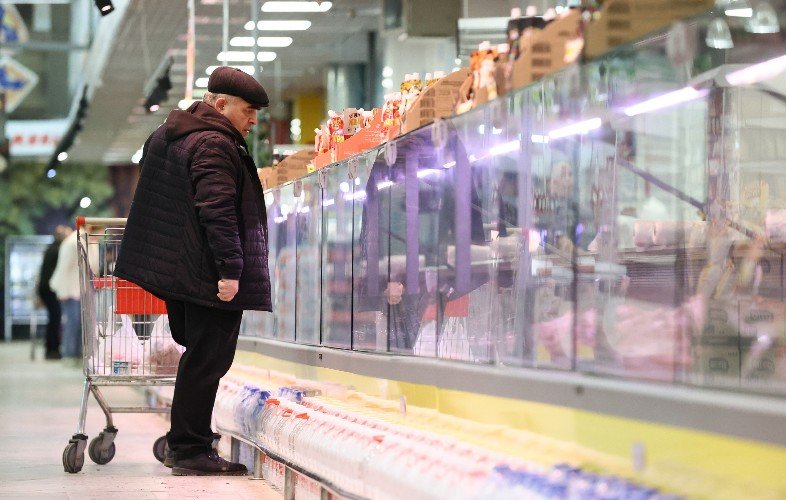 Мужчина возле прилавка