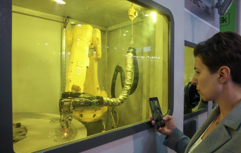 Женщина со смартфоном в руках