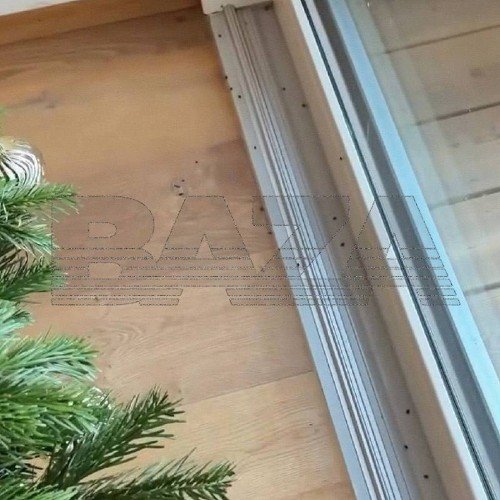 Насекомые на полу рядом с ёлкой