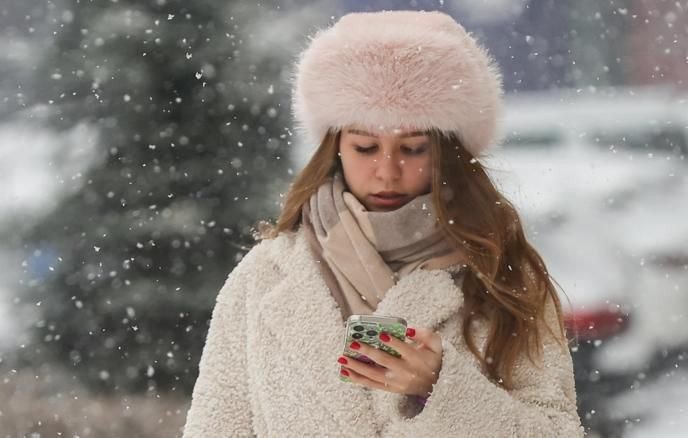 Девушка с телефоном