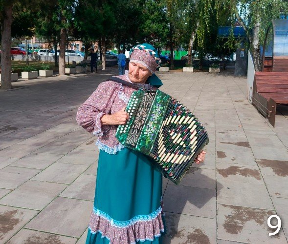 Бабушка играет на гармошке