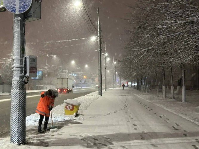 Дворник убирает снег на улице