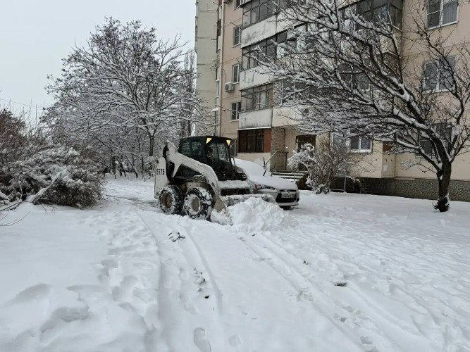 Машина убирает снег