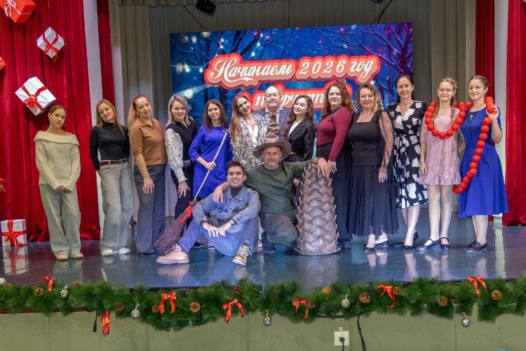 Члены фотоклуба «Взгляд» на сцене ГДК Усть-Лабинска