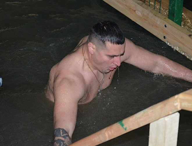 Мужчина выходит из Крещенской купели