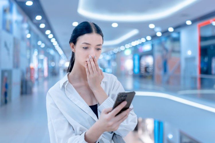 Девушка с телефоном