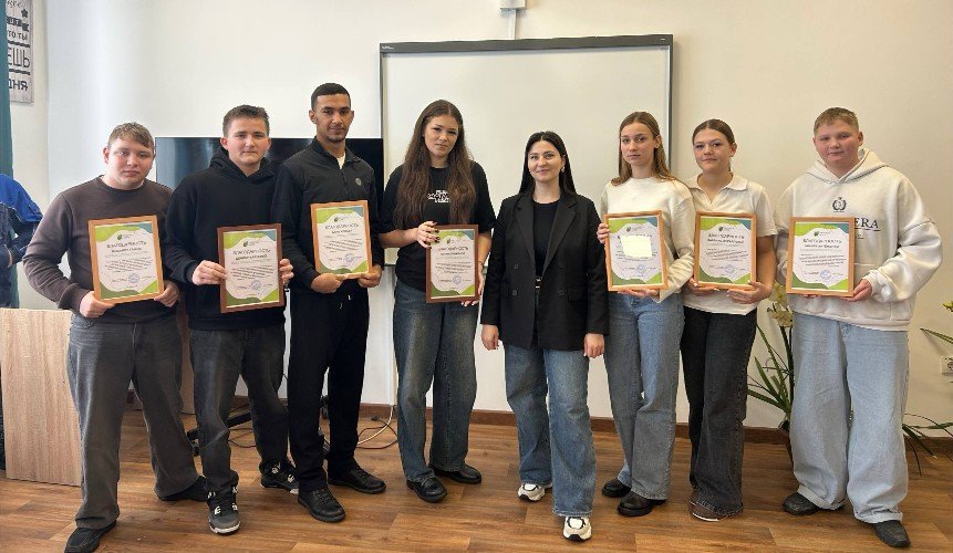 Студенты с благодарственными письмами