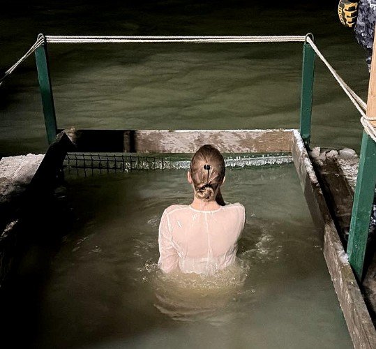 Девушка в Крещенской купели