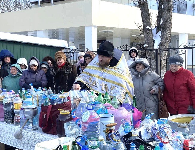 Благочинный отец Дионисий Шиегин освящает воду