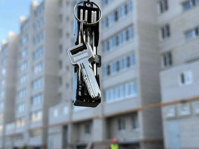 Ключи на фоне здания