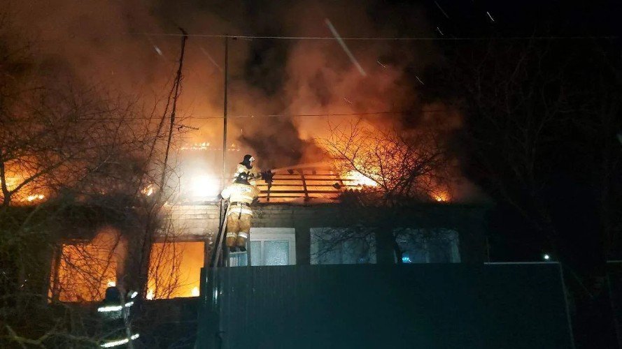 Пожарные и горящий дом