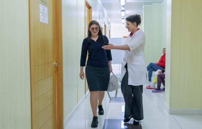 Две женщины в коридоре больницы