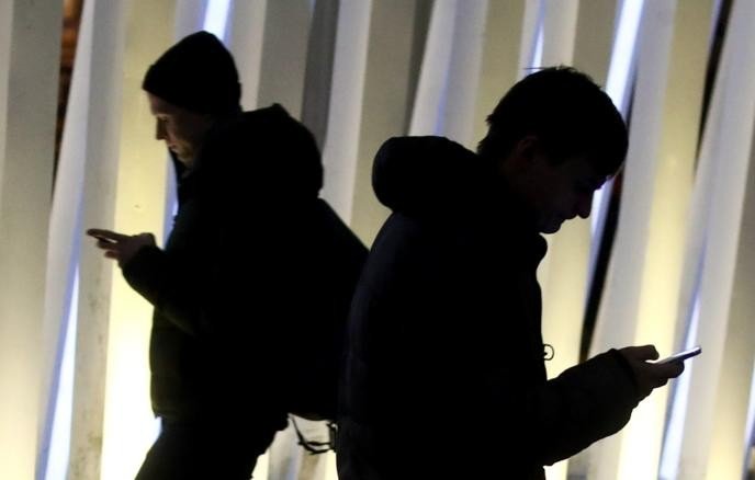 Люди с телефонами