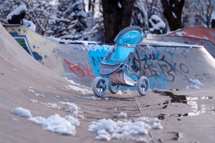 Коляска на площадке