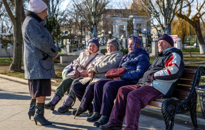 Пожилые люди на лавочке