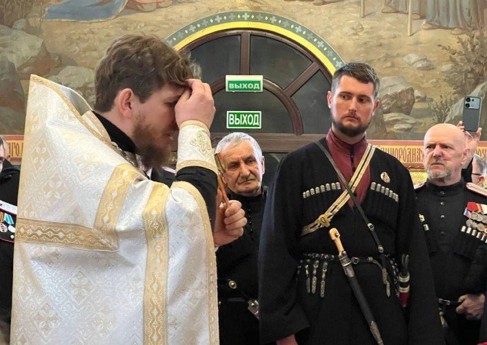 Благочинный иерей Дионисий Шиегин и казаки в храме