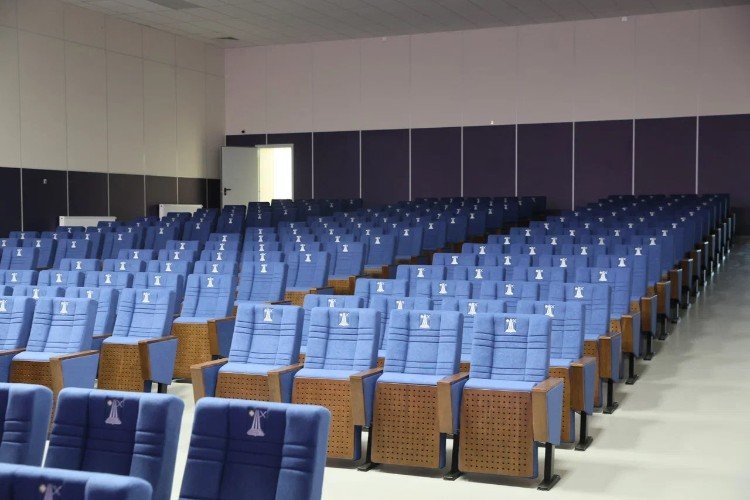 Кресла в зале