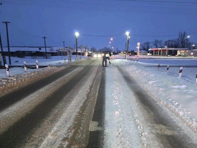 Заснеженная дорога на ЖД-переезде