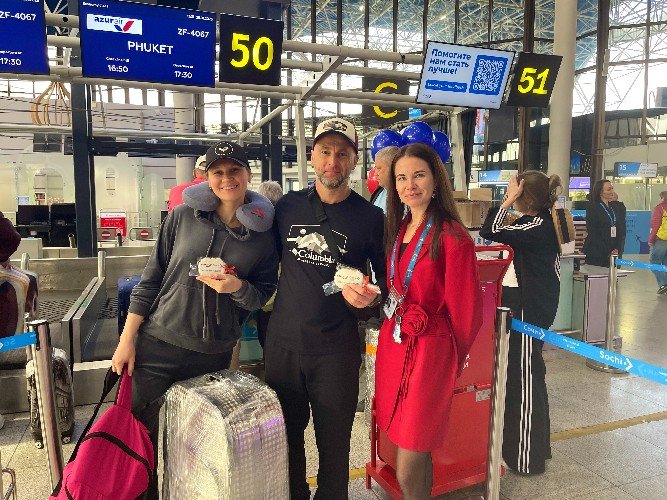 Мужчина и женщины в зале аэропорта