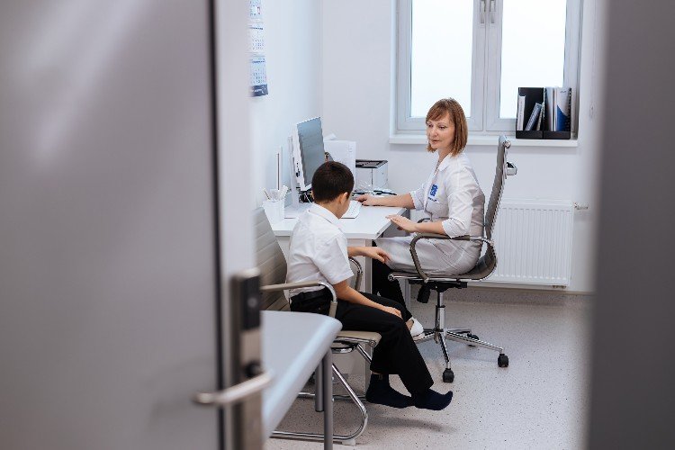 Мальчик на приёме у врача