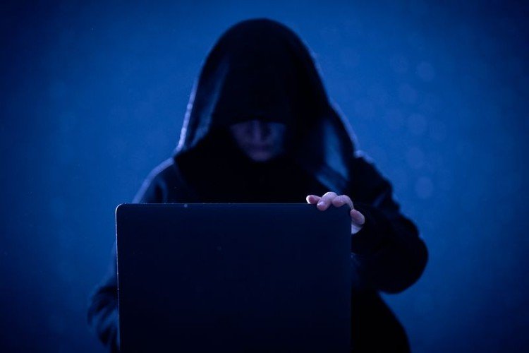 Человек с ноутбуком