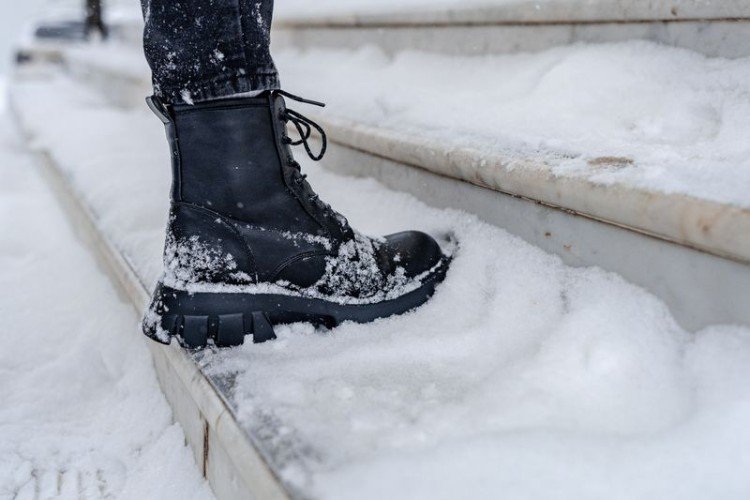 Сапог в снегу