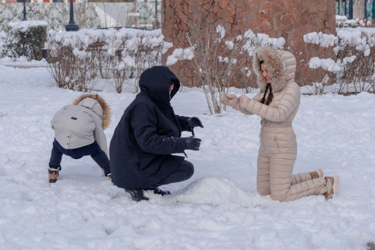 Девочки играют в снегу