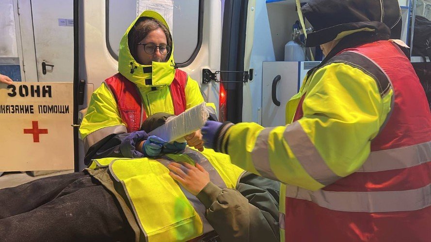 Мужчины и женщина в спецодежде