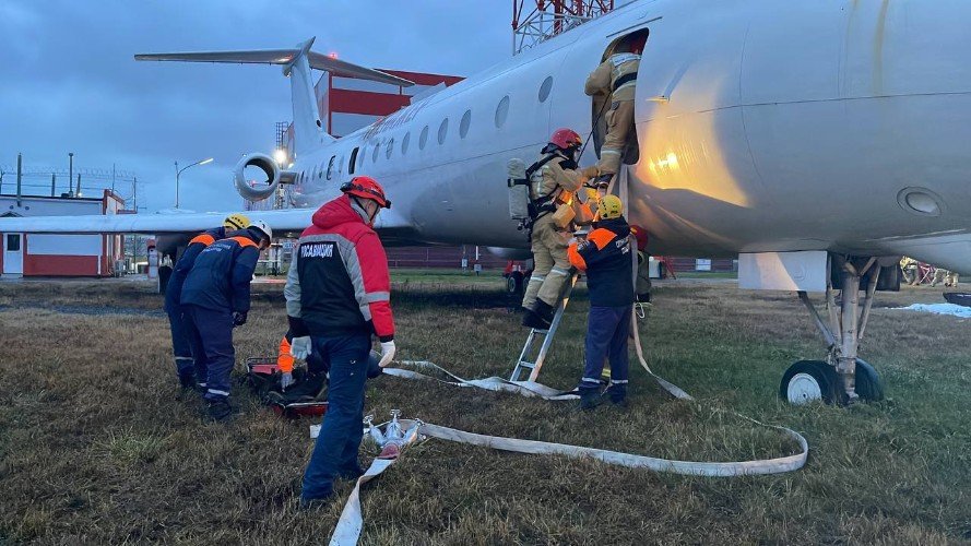 Спасатели и самолёт