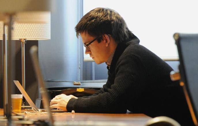 Мужчина за компьютером