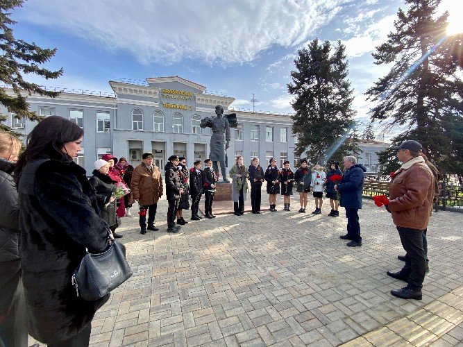 Люди на площади