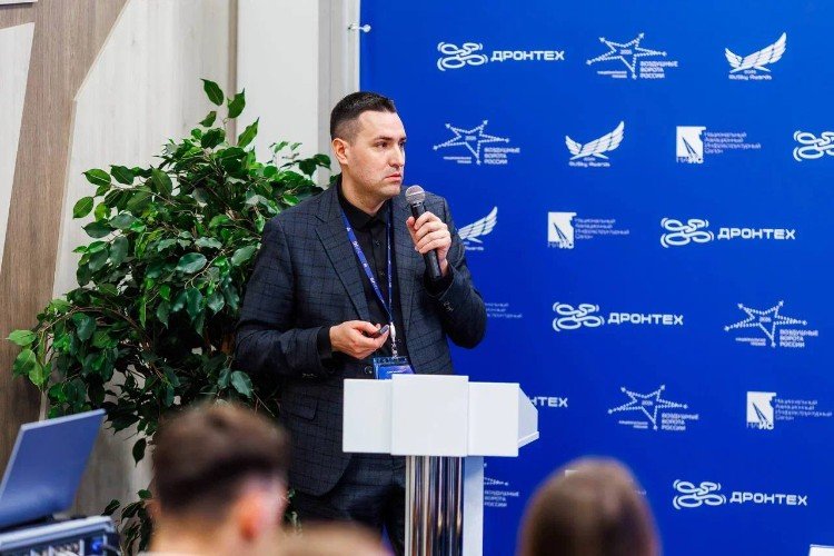 Мужчина с микрофоном за стойкой