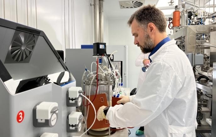 Мужчина в лаборатории