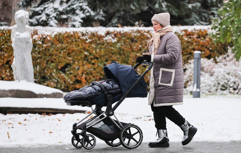 Женщина с детской коляской на улице