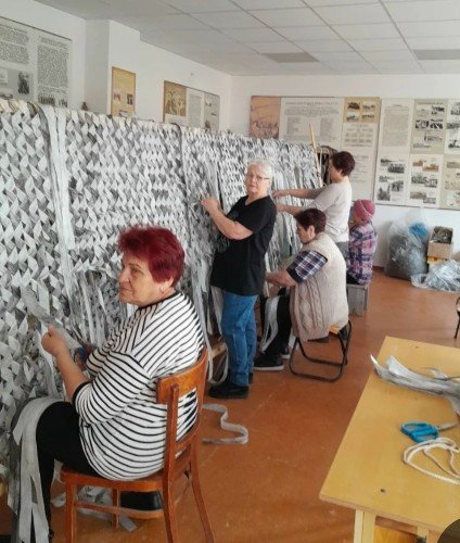 Женщины плетут сети