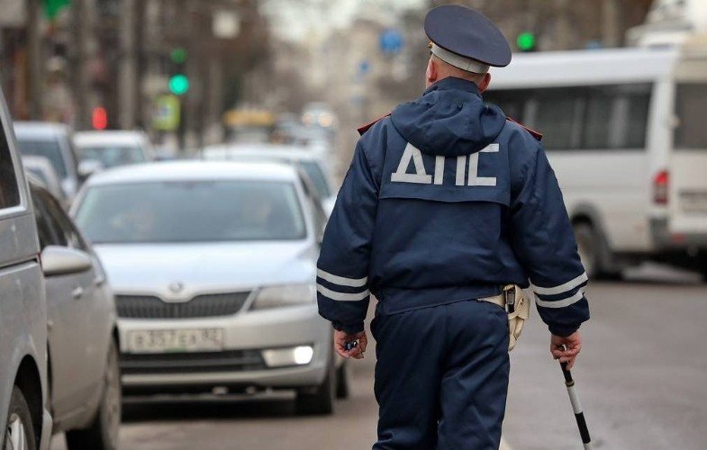 Сотрудник ДПС на дороге