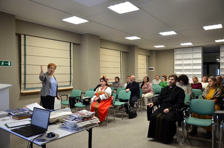 Слушатели лекции о Масленице