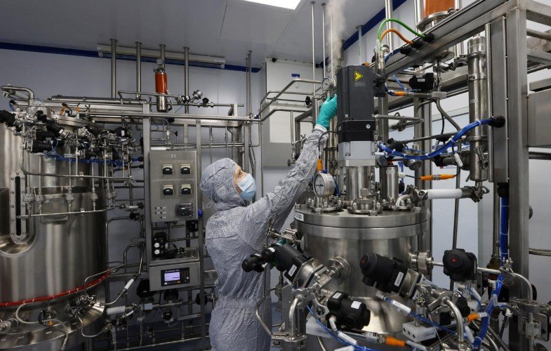 Научный сотрудник в лаборатории