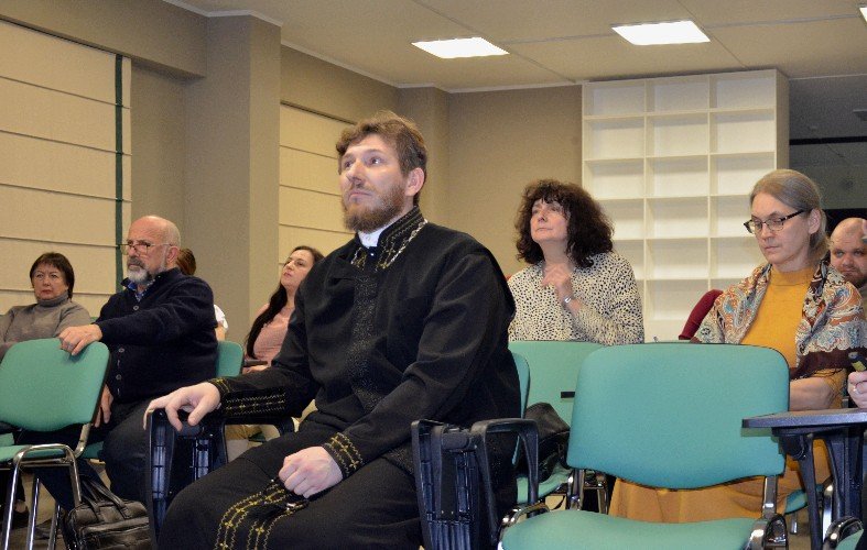 священник Дионисий Шиегин на лекции о Масленице