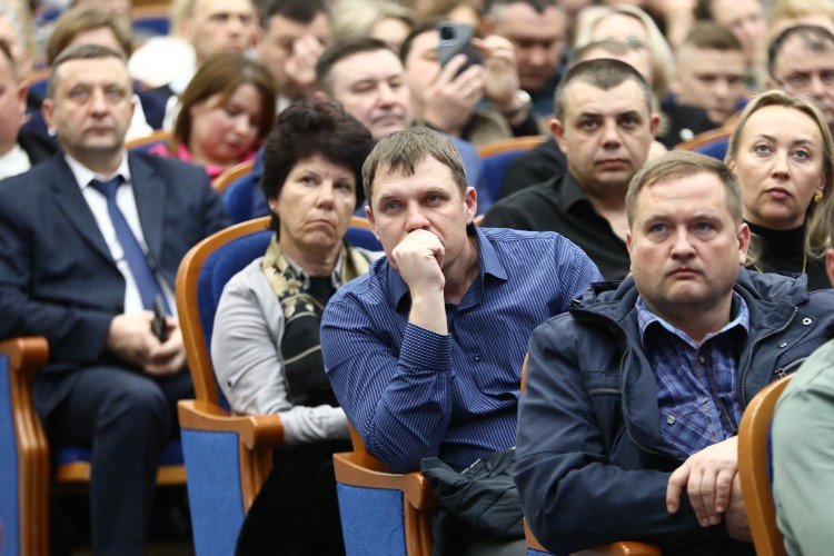 Люди в креслах