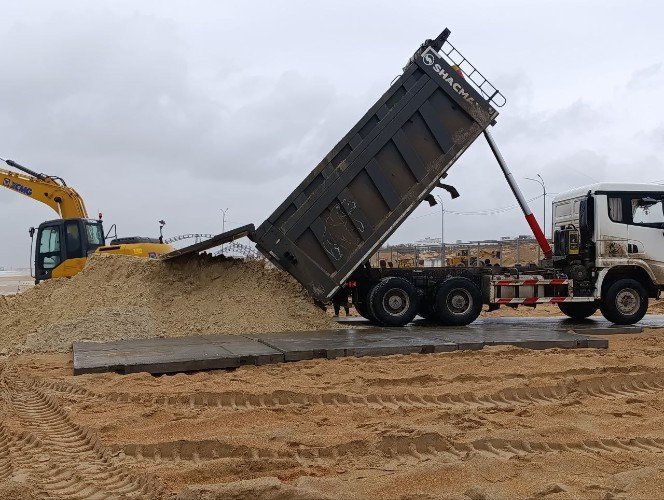 Машины на песке