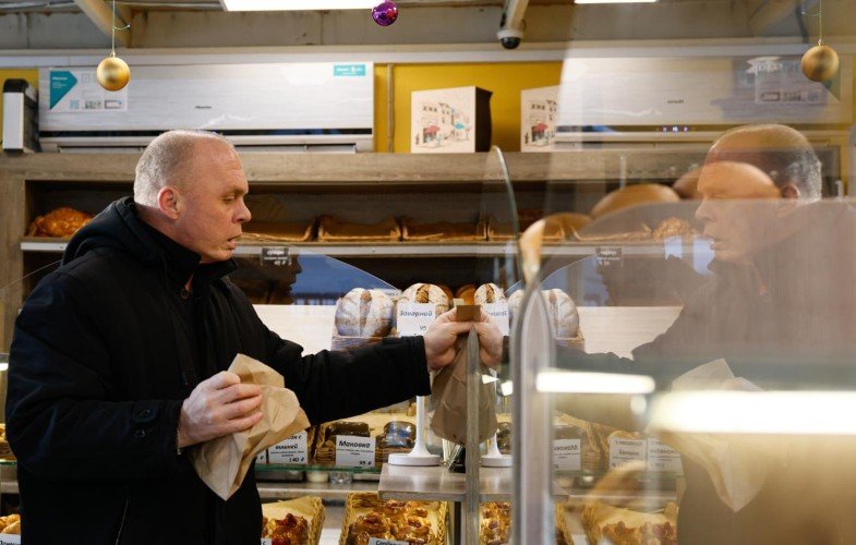 Мужчина в пекарне