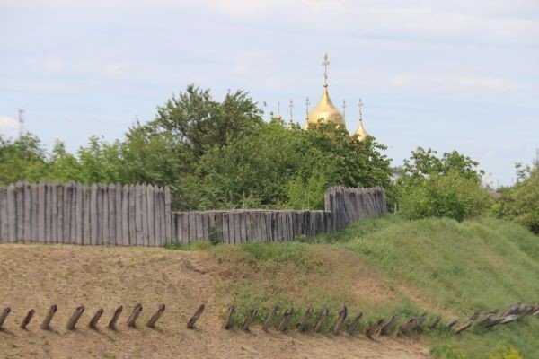 Часть ограждения Александровской крепости
