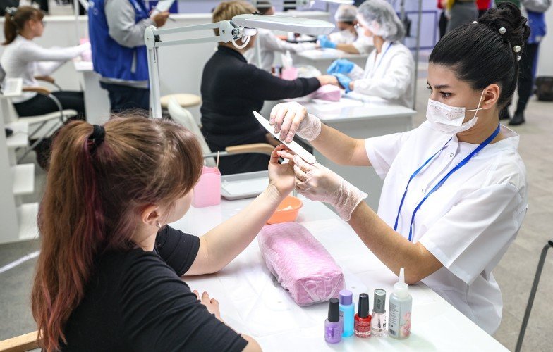 Девушки за маникюрными столами