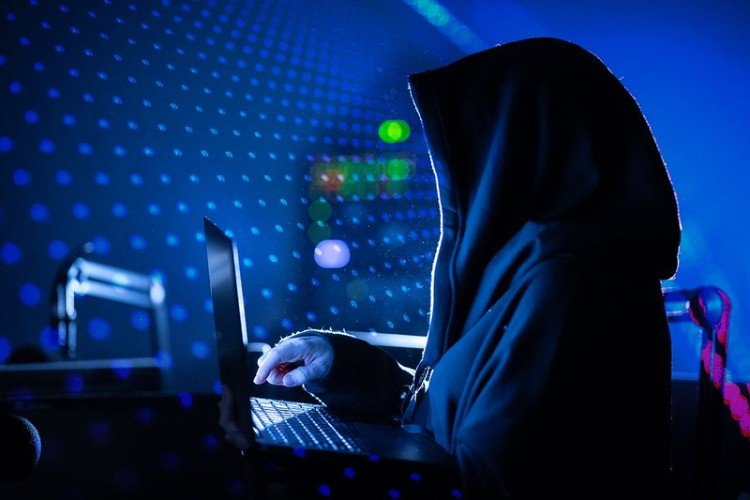 Мошенник за компьютером